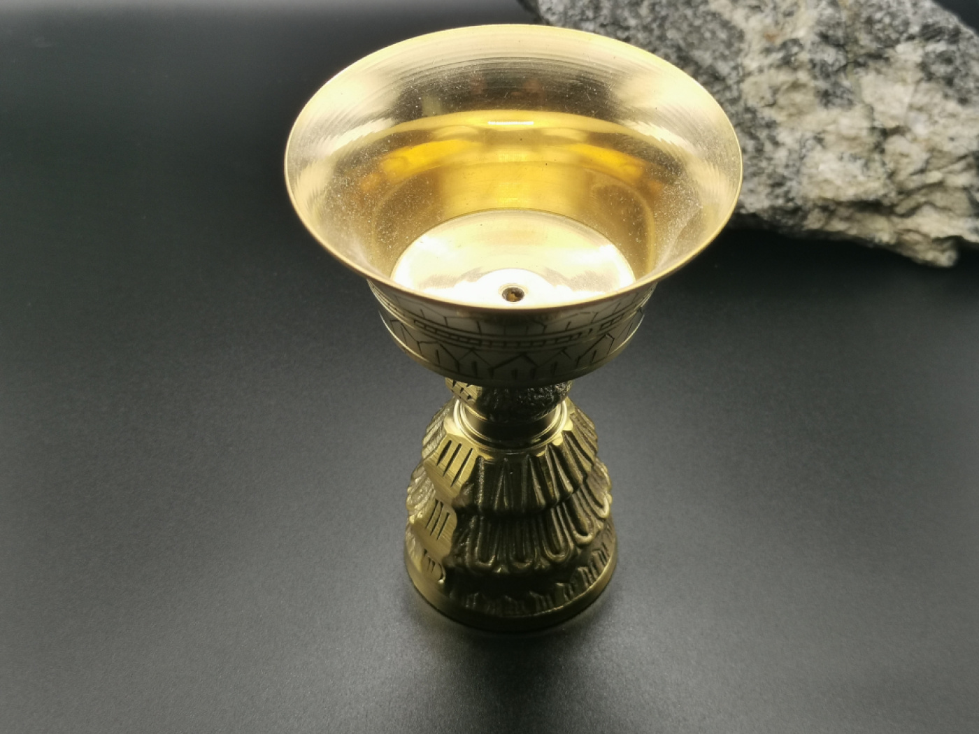 Tibetische Butterlampe aus Messing – Deepa, handgefertigt in Nepal, ca. 9 cm hoch